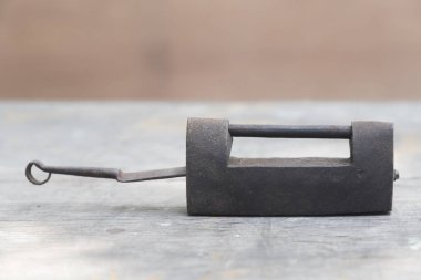 Ahşap arkaplanda eski araçlar