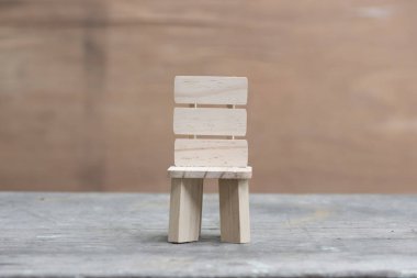 Sergi için küçük tahta mankenler koltuğu. .