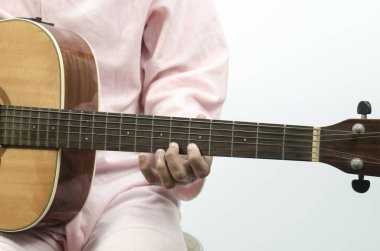 Beyaz arka planda gitarı tutan bir el.