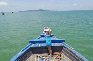 Rayong, Tayland - 2 Ocak - balıkçı teknesi okyanus Rayong, Tayland tarihinde 2 Ocak 2016 üzerinde botla tanımlanamayan Gezgin yolcular ile tanımlanamayan
