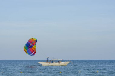 Phuket, Tayland -5 Haziran 2016: Çocuk Günü 'nde tanımlanamayan bir Paramania Paramotor gösterisi. Fotoğraf: Phuket, Tayland
