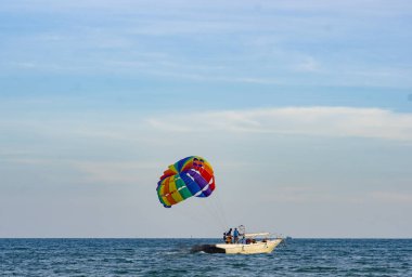 Phuket, Tayland -5 Haziran 2016: Çocuk Günü 'nde tanımlanamayan bir Paramania Paramotor gösterisi. Fotoğraf: Phuket, Tayland