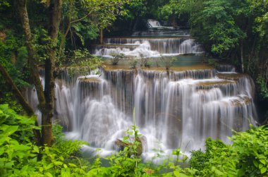 Huay Mae Kamin Şelalesi, sonbahar ormanlarındaki güzel şelale, Kanchanaburi, Tayland
