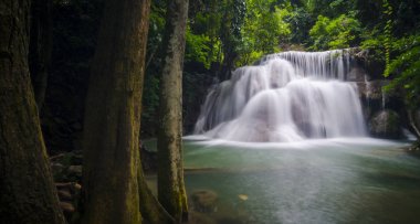 Huay Mae Kamin Şelalesi, sonbahar ormanlarındaki güzel şelale, Kanchanaburi, Tayland