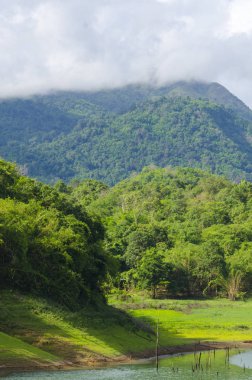 Dağların ve nehrin güzel manzarası