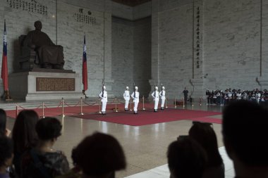 Tayvan Taipei - 14 Kasım 2016: Chiang Kai-shek Anıt Salonu 'nda her akşam asker bayrağı indiriliyor