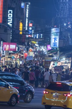 Taipei, Tayvan - 12 Kasım 2016 - Tayvan, Asya 'da Taipei şehir merkezindeki sokak pazarının tadını çıkaran yerli ve turistler