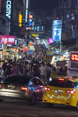 Taipei, Tayvan - 12 Kasım 2016 - Tayvan, Asya 'da Taipei şehir merkezindeki sokak pazarının tadını çıkaran yerli ve turistler