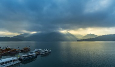 Dağlardaki gölün güzel manzarası