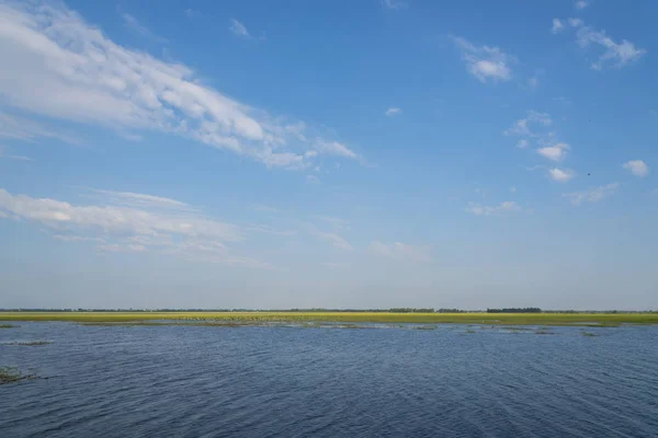 Beau Paysage Avec Lac Ciel Bleu — Photo