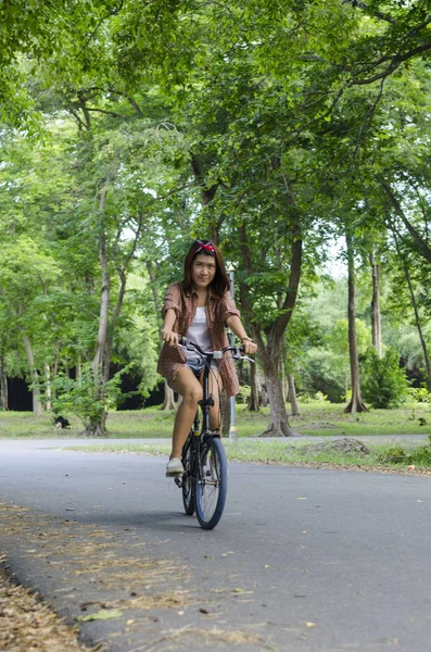 Asiatiska Kvinnor Cykla — Stockfoto