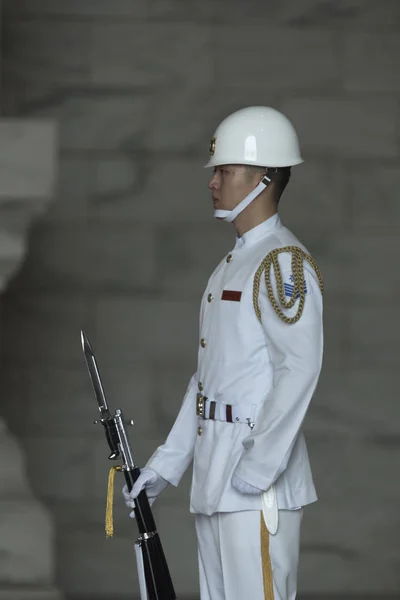 台湾台北 2016年11月14日 士兵旗每晚在蒋介石纪念馆降下 — 图库照片
