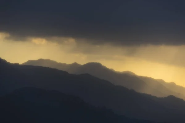 Hermoso Atardecer Sobre Las Montañas — Foto de Stock