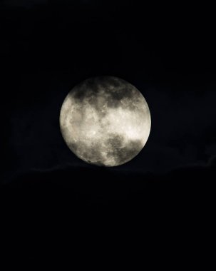 Gece gökyüzündeki ay