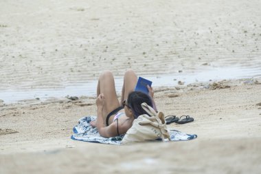 Phuket, Tayland - 4 Ocak 2017. Bir bikini giyen bir turist yüzmek deniz Phuket.