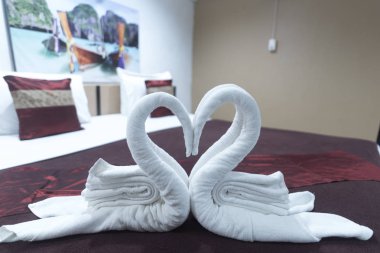 Yatak odasındaki beyaz havlu kuğuları 