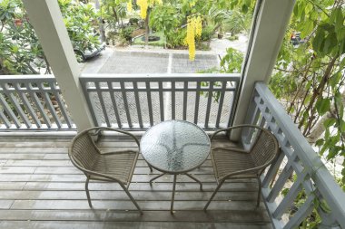 Güzel sandalyeler ve balkondaki masa. 