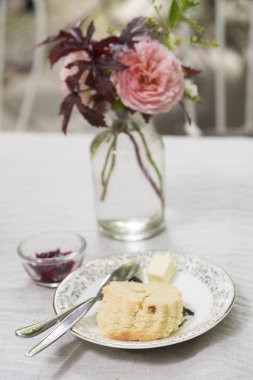 kafede çiçekli pasta