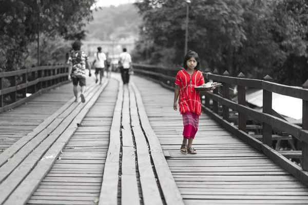 Sangklaburi Thailand November 2016 Nahaufnahme Unbekanntes Kind Holzbrücke Sangklaburi Thailand — Stockfoto