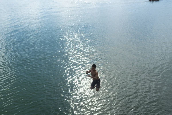Listopadu 2016 Ukazuje Mladý Muž Skočil Řeky Thajsku Sangkhlaburi Dřevěný — Stock fotografie
