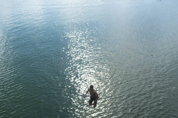 Noviembre 2016 Joven Saltó Río Tailandia Sangkhlaburi Puente Madera — Foto de Stock