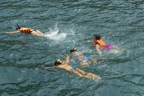 普吉岛 2017年1月4日 一个穿着比基尼的游客在普吉岛的海里游泳 — 图库照片
