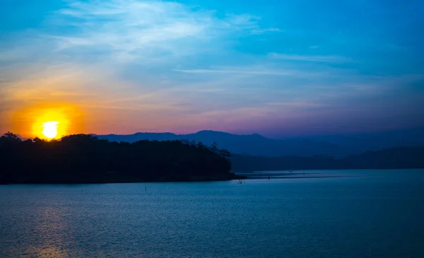 熱帯湖夕日の風景を見る — ストック写真