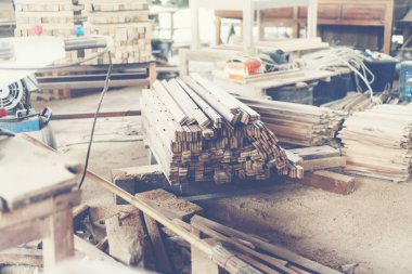 ahşap masa studio inşaat zemin üzerine çam ahşap plakalar