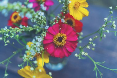 Büyük grup sonbahar çiçekler ve gül ve meyve ile natürmort