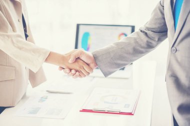 office, başarı, ilgili, tebrik ve ortak kavram bir toplantı sırasında el sıkışan iş adamı.
