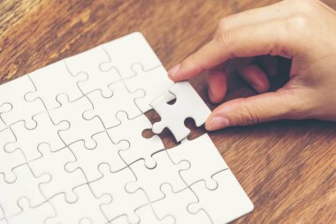 İş çözümleri, başarı ve strateji kavramı. İşadamı el bağlantı parçalı bulmaca.
