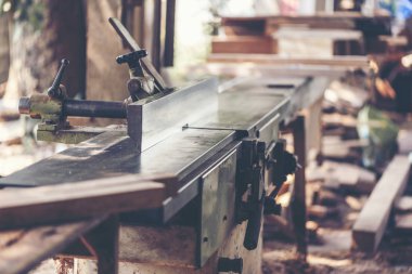 Arka plan görüntüsü ahşap Atölyesi: marangozlar çalışma tablosu farklı araçları ve Ağaç kesme standı, vintage filtre görüntü