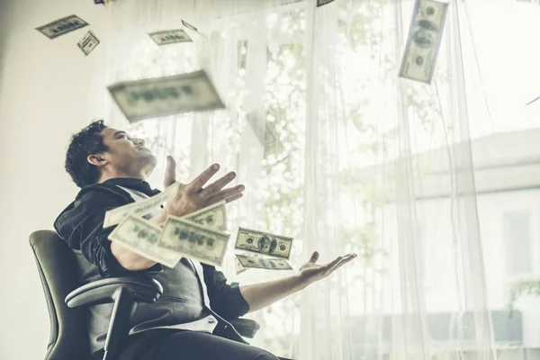 Щасливий Бізнесмен Заробив Доларові Купюри Американські Гроші Під Грошовим Дощем — стокове фото