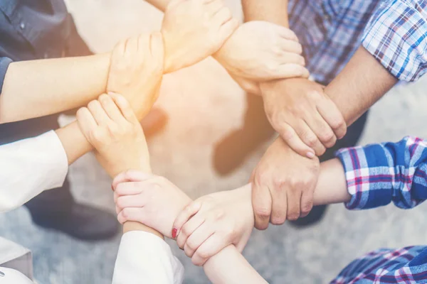 Gruppo Uomini Affari Incrociato Braccia Vincere Una Pila Mani Concetto — Foto Stock