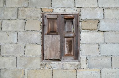 bir tuğla duvar eski ahşap pencere