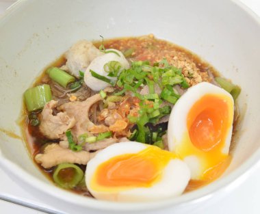 yumurta ile baharatlı Tay erişte portre vurdu