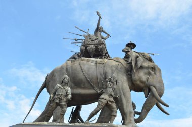 Mavi gökyüzünde anıt Kral Naresuan: Suphanburi İl Tayland, fil heykeli