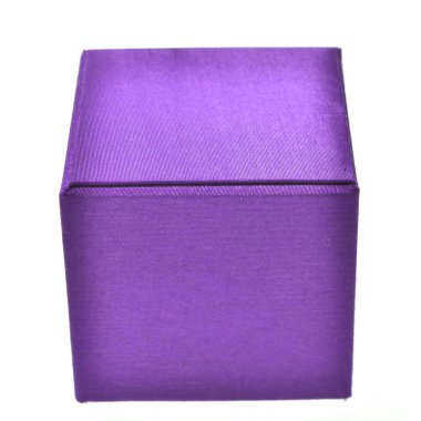 Beyaz üzerine izole edilmiş bir kutu