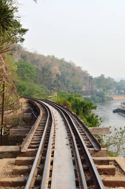 tren Tayland Kwai Nehri üzerinde