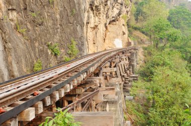 cliff, Tayland kwai Nehri boyunca yanında ölü tren