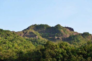 dağ yeşil çim ve bulutlu gökyüzü mavi