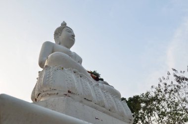 Gökyüzü arka planında Beyaz Buda heykeli