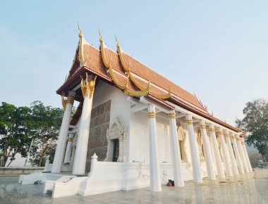 Tayland 'daki güzel tapınak ve mavi gökyüzü