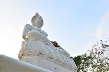 Gökyüzü arka planında Beyaz Buda heykeli