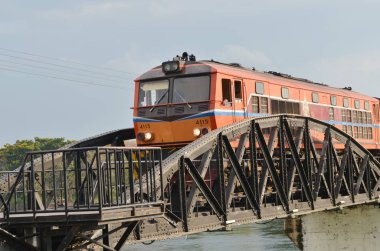 Tren Kwai nehri üzerinde köprüden geçti.