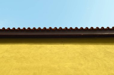 Bir evin çatısı ve mavi gökyüzü