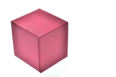 Kırmızı kutu beyaz arkaplanda izole edildi