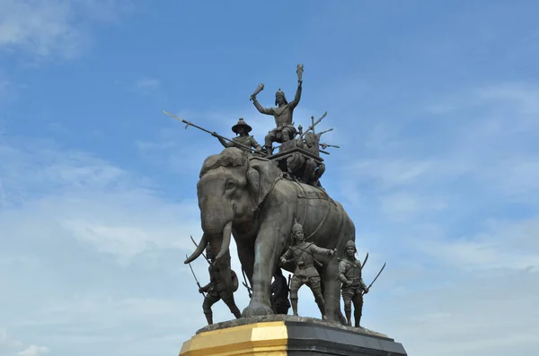 Socha Slona Modré Obloze Památník Král Naresuan Provincii Suphanburi Thajsku — Stock fotografie