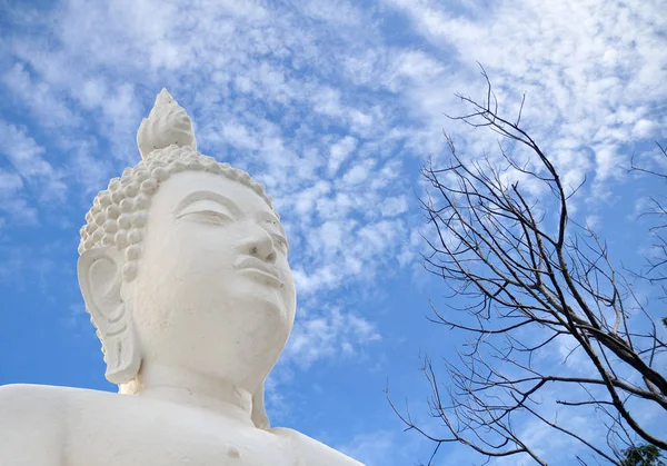 Vit Buddha Statyn Och Blå Himmel — Stockfoto