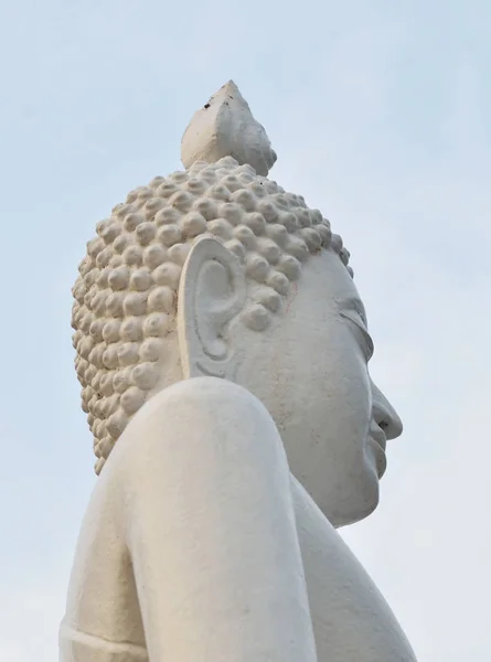 Beyaz Buda Heykeli Mavi Gökyüzü — Stok fotoğraf
